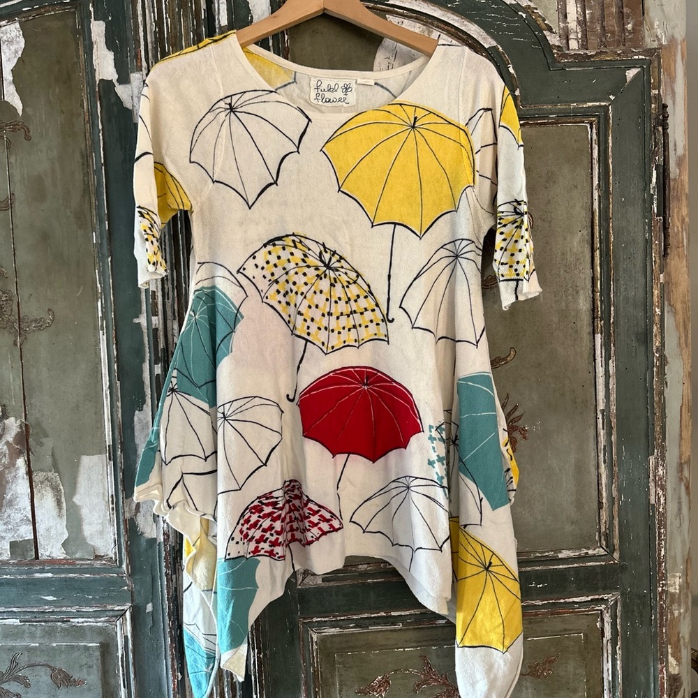 FIELD FLOWER Umbrella swing top sweater. SO cute! Size Medium